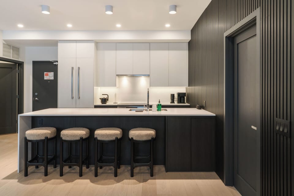 Deluxe Condo, Mountain View | Private kitchen | Full-size fridge, microwave, oven, stovetop