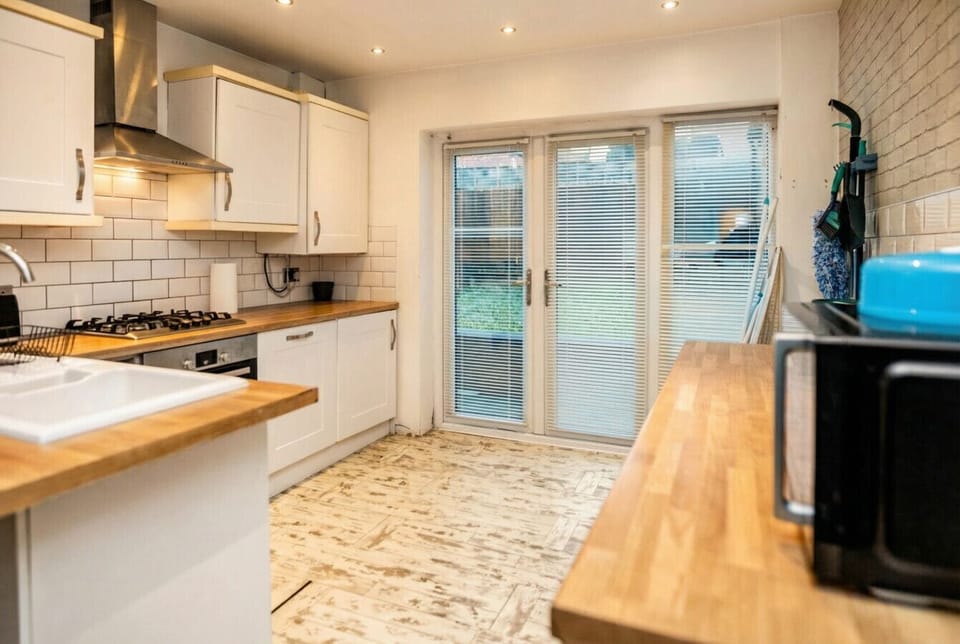 Gas hob, full oven, and garden access make home cooking a pleasure here.
