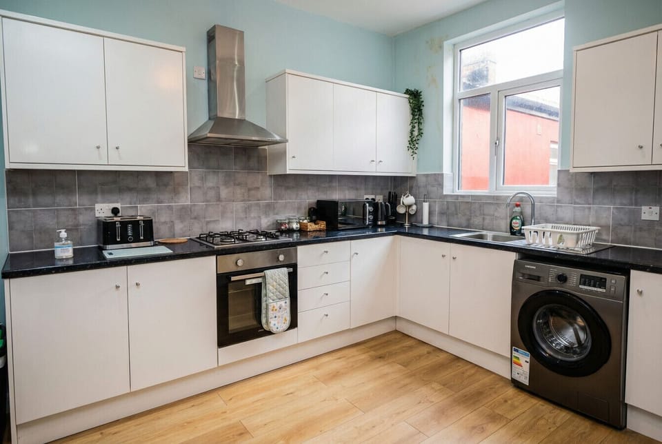 Ample worktop space, a full appliance lineup, and natural daylight to cook in comfort.