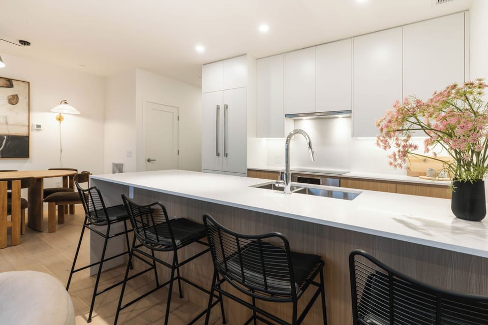 Panoramic Condo, Mountain View | Private kitchen | Full-size fridge, microwave, oven, stovetop