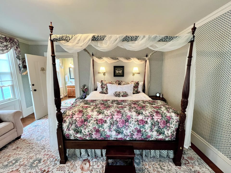 Deluxe Double Room, Partial Lake View | Individually decorated, individually furnished, free WiFi, bed sheets