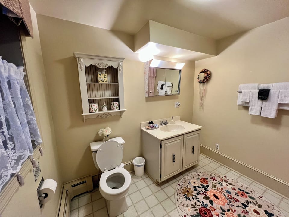 Deluxe Room, Garden View | Bathroom | Shower, rainfall showerhead, free toiletries, hair dryer
