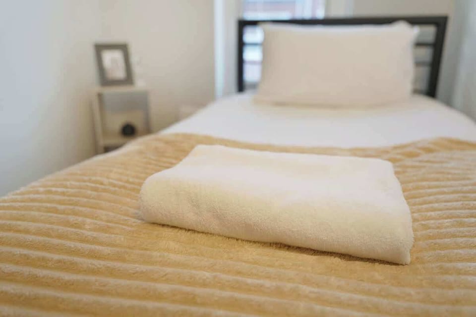 Comfortable single bedroom, ideal for an additional guest or child, with fresh bedding and a calm, restful feel.