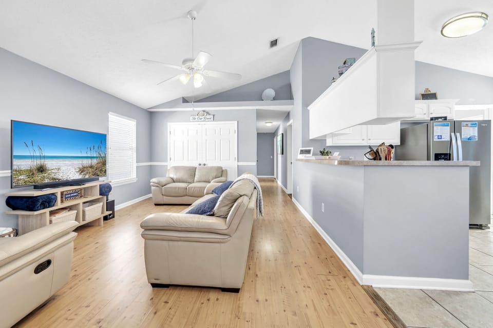 House, Multiple Beds (Jade Shell) | Living area