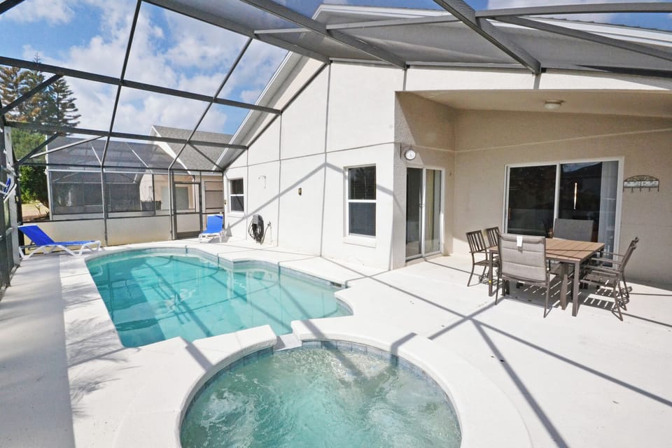 2-Southfacingprivatepoolandhottub