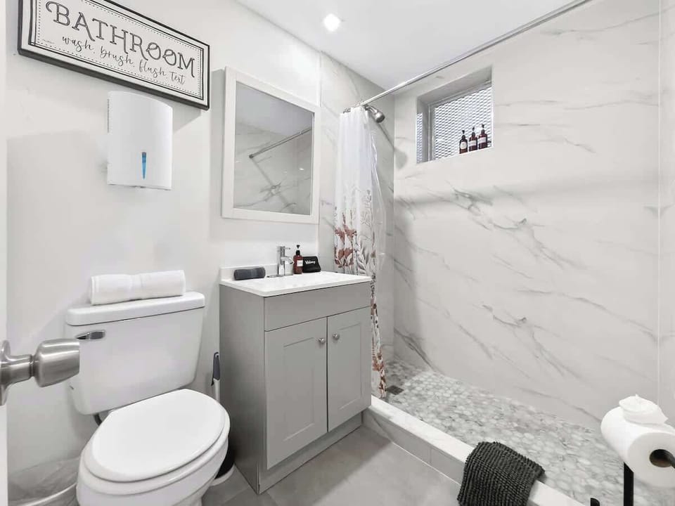 Fresh and well-maintained bathroom with a modern feel.