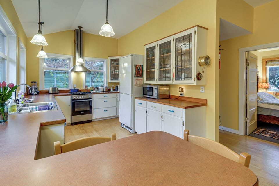 Kitchen | Breakfast Bar | Stove/Oven