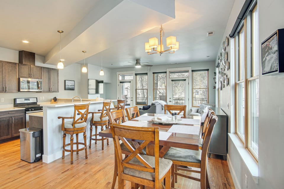 Dining Area | Main Level