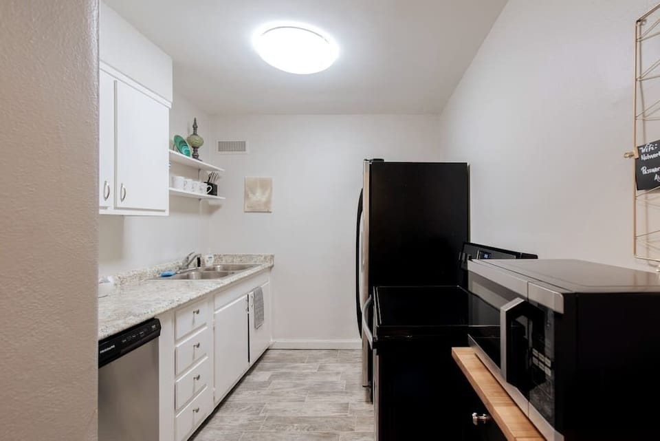 Full- size kitchen with standing fridge