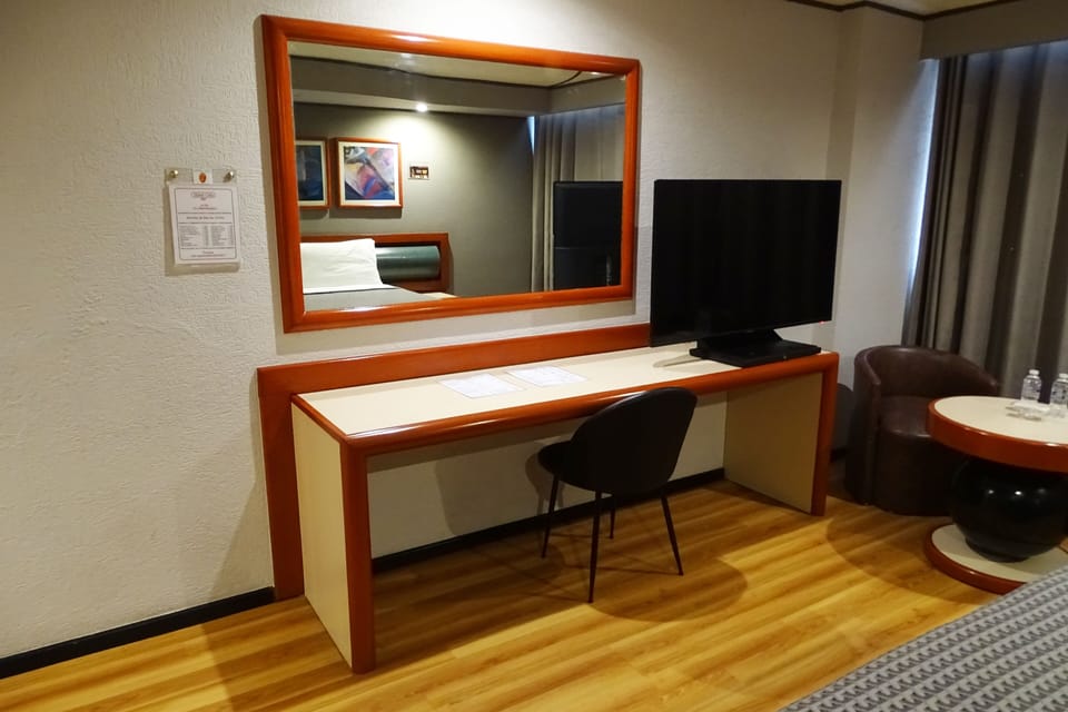In-room safe, desk, free WiFi
