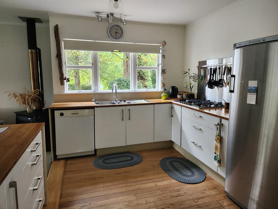 Fully equipped kitchen, full fridge freezer, oven, 5-ring gas hob cook top