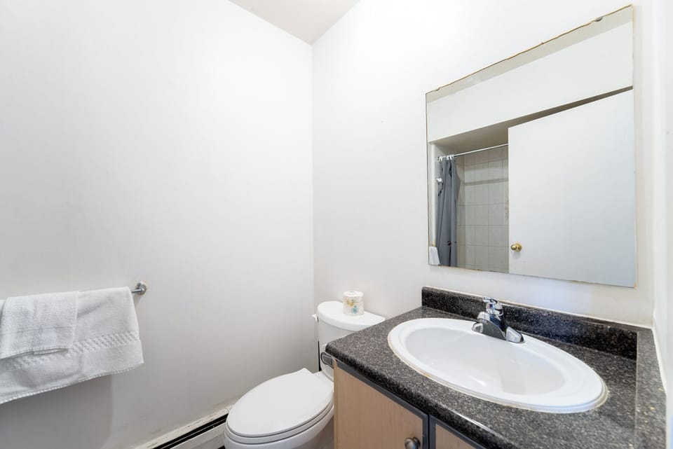 Premier Single Room, Non Smoking | Bathroom | Towels, soap, shampoo, toilet paper
