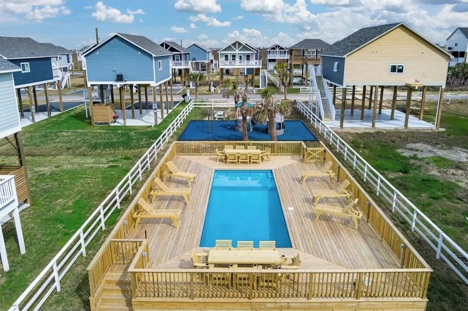 Outdoor Community Pool-This is a small beach community, and the pool is a few houses down from the villa on the same street.  