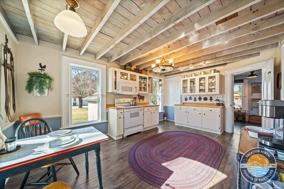 Cook together in the fully equipped kitchen with high-quality appliances and plenty of prep space. Designed for shared meals and holiday feasts — ideal for extended stays and special gatherings.