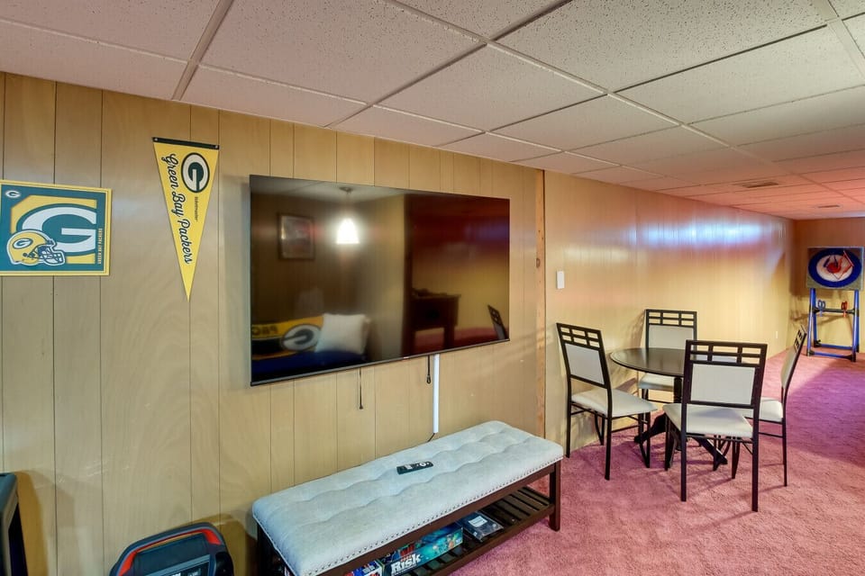 Game Room I TV Lounge & Recreation Space