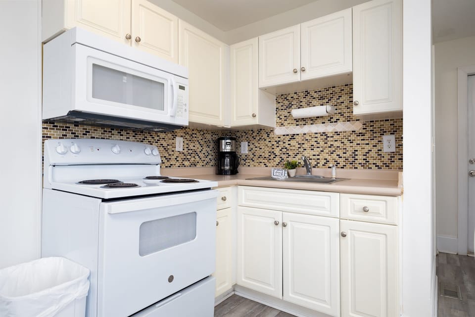 Clean, bright kitchen with full appliances—perfect for easy breakfasts and post-beach dinners