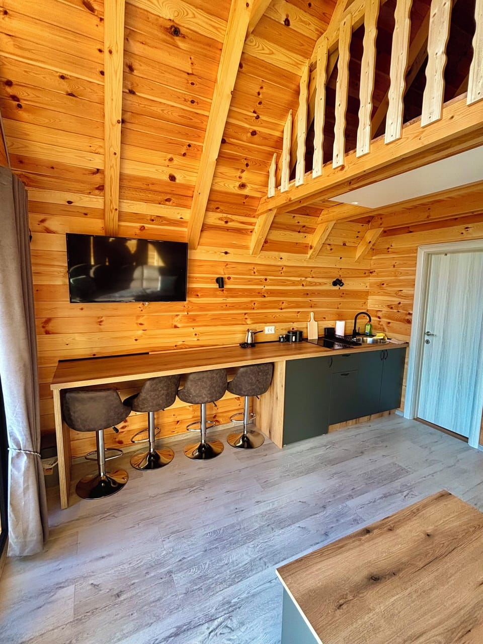 Luxury Cottage, 2 Bedrooms | Private kitchen | Electric kettle, dining tables