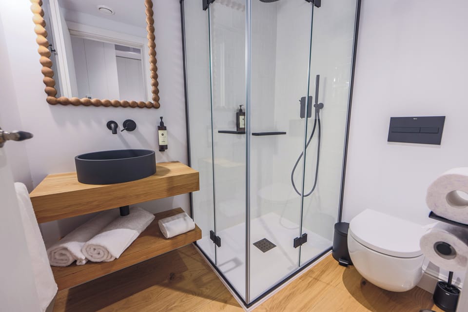 Deluxe Double Room, Sea View | Bathroom | Soap, shampoo, toilet paper