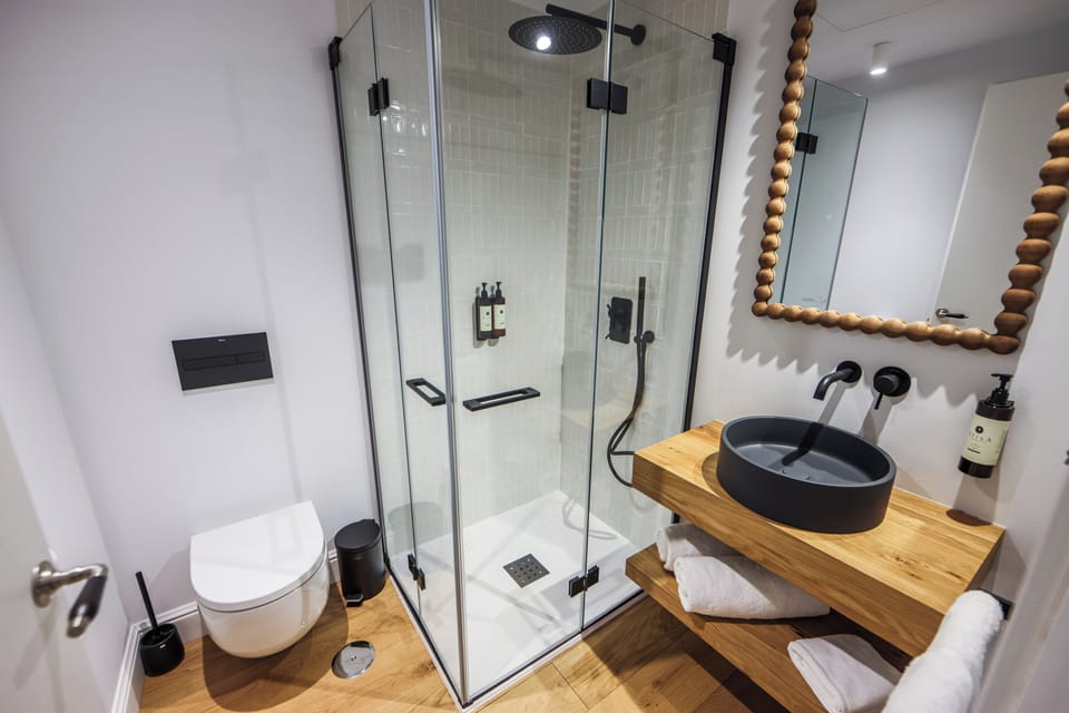 Superior Double Room, Non Smoking | Bathroom | Soap, shampoo, toilet paper