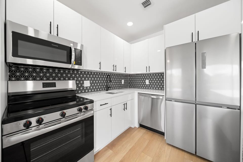Fully stocked kitchen with all the pots/pans/cutlery you will need
