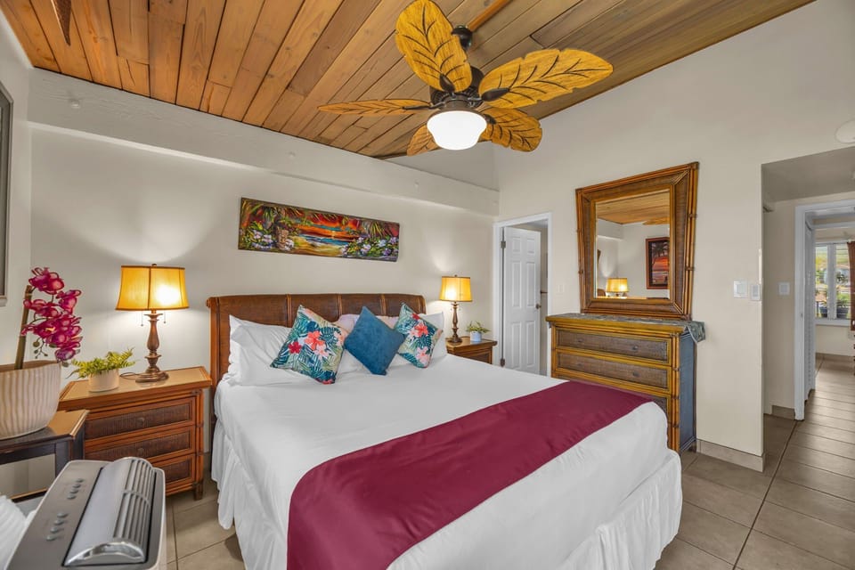 Relax in this spacious, beautifully decorated bedroom with natural tones and a calm island atmosphere
