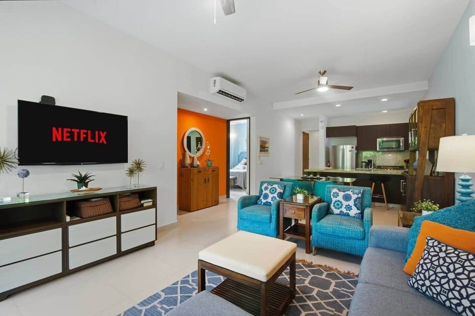 Kick back in this stylish open living space with AC and ceiling fan, comfortable seating, and a Smart TV ready for Netflix nights. The open layout flows into the dining area and fully equipped kitchen, perfect for relaxing or spending time together.