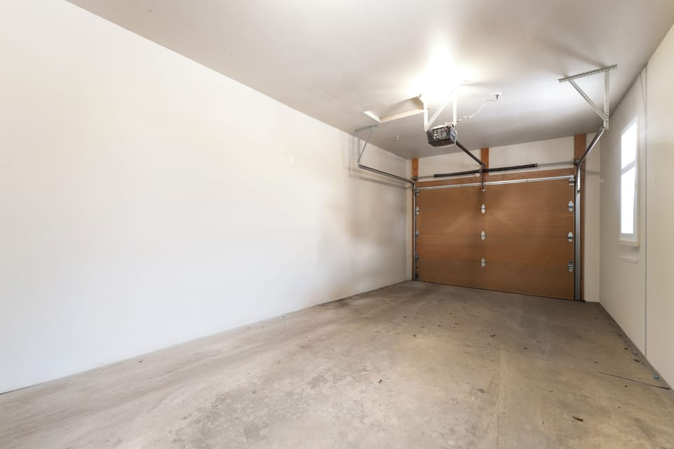 Garage that fits 1 car.
