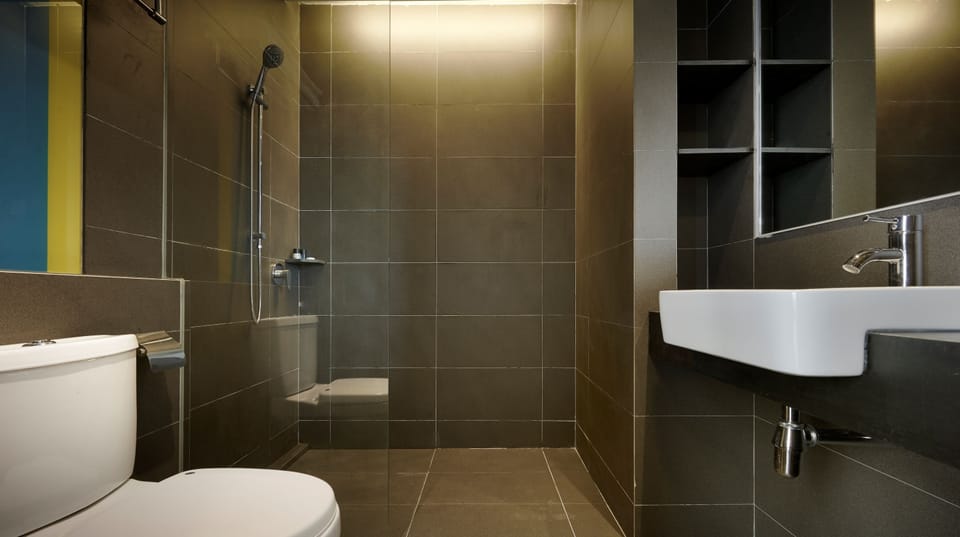 Deluxe Family Room | Bathroom | Shower, rainfall showerhead, free toiletries, hair dryer