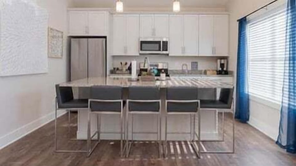 Fully Equipped Kitchen with Bar seating for 5