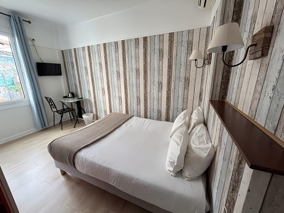 Petite chambre double | In-room safe, desk, soundproofing, iron/ironing board (on request)