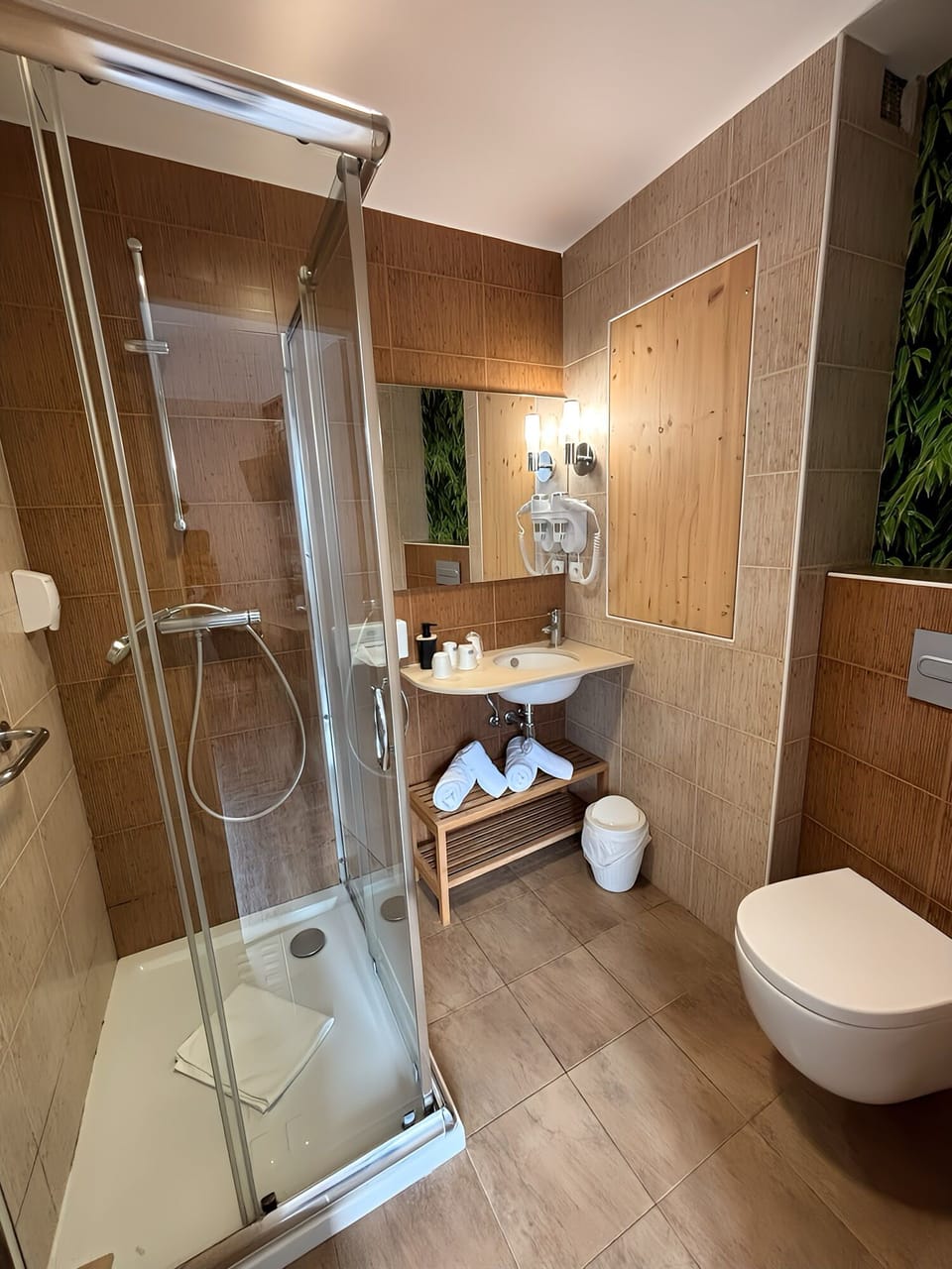 Appartement | Bathroom | Shower, free toiletries, hair dryer, towels