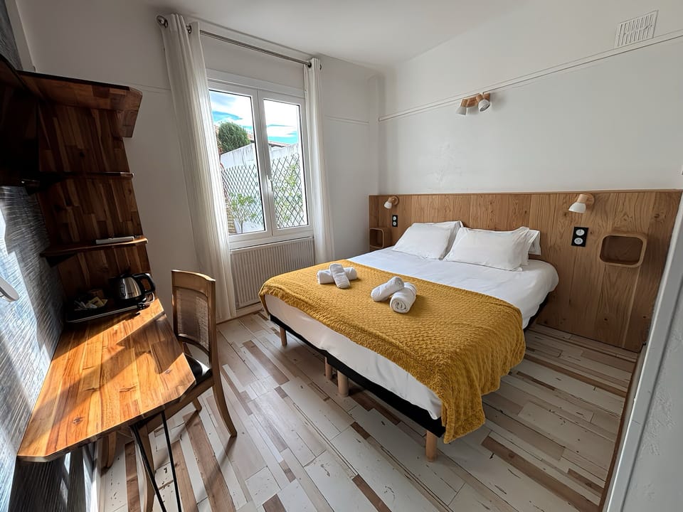 Comfort Double Room, 1 Double Bed | In-room safe, desk, soundproofing, iron/ironing board