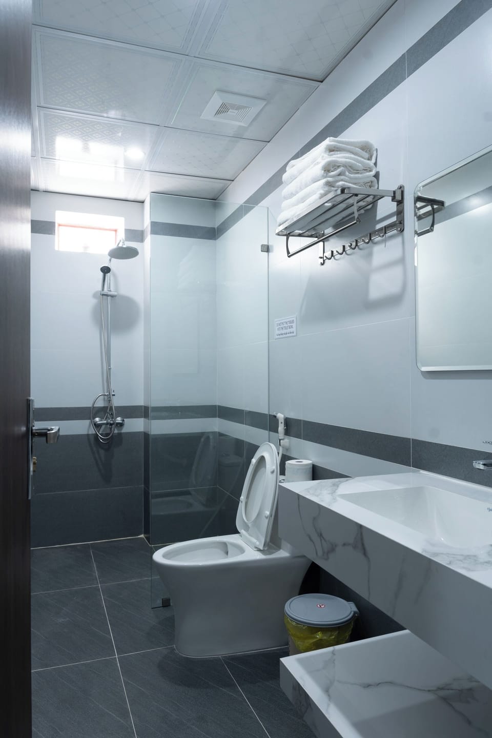 Deluxe Family Room | Bathroom | Shower, hair dryer, slippers, bidet