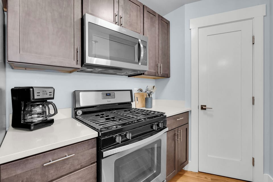 •Full Size Gas Range
•Drip Coffee Maker
•Large Microwave