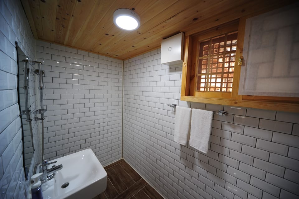 Standard Double Room, Non Smoking, Private Bathroom | Bathroom | Shower, free toiletries, hair dryer, slippers