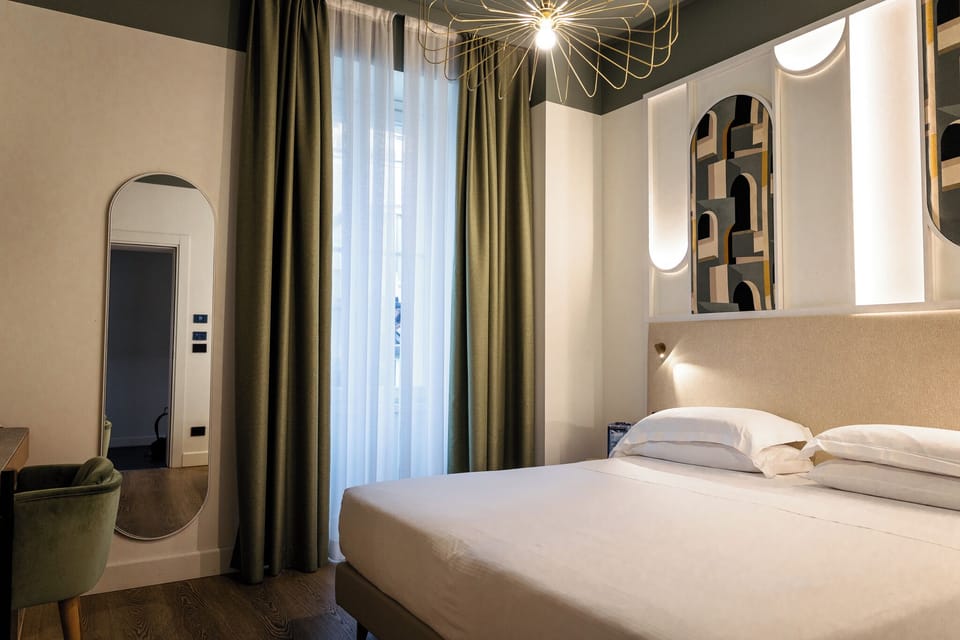 Standard Room, 1 Queen Bed, Non Smoking | Down comforters, minibar, in-room safe, desk