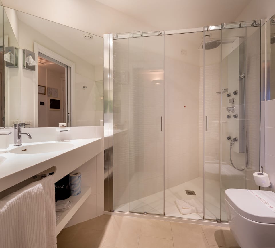 Standard Room, 1 Queen Bed, Non Smoking | Room amenity