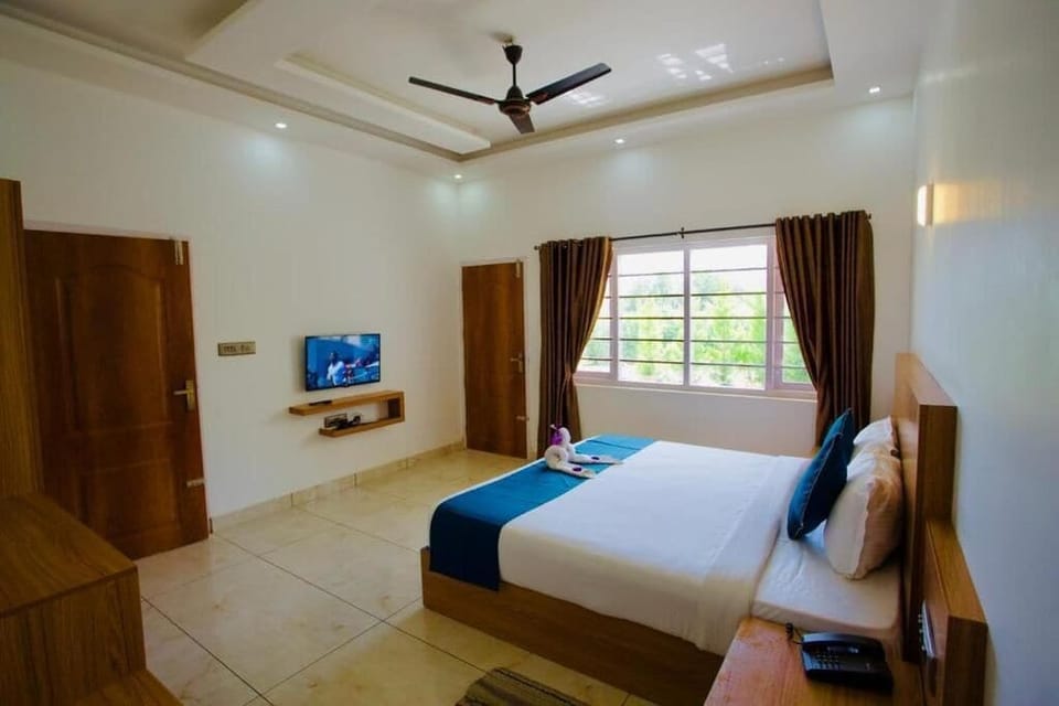 Luxury Suite, Balcony, Mountain View | Blackout drapes, free WiFi