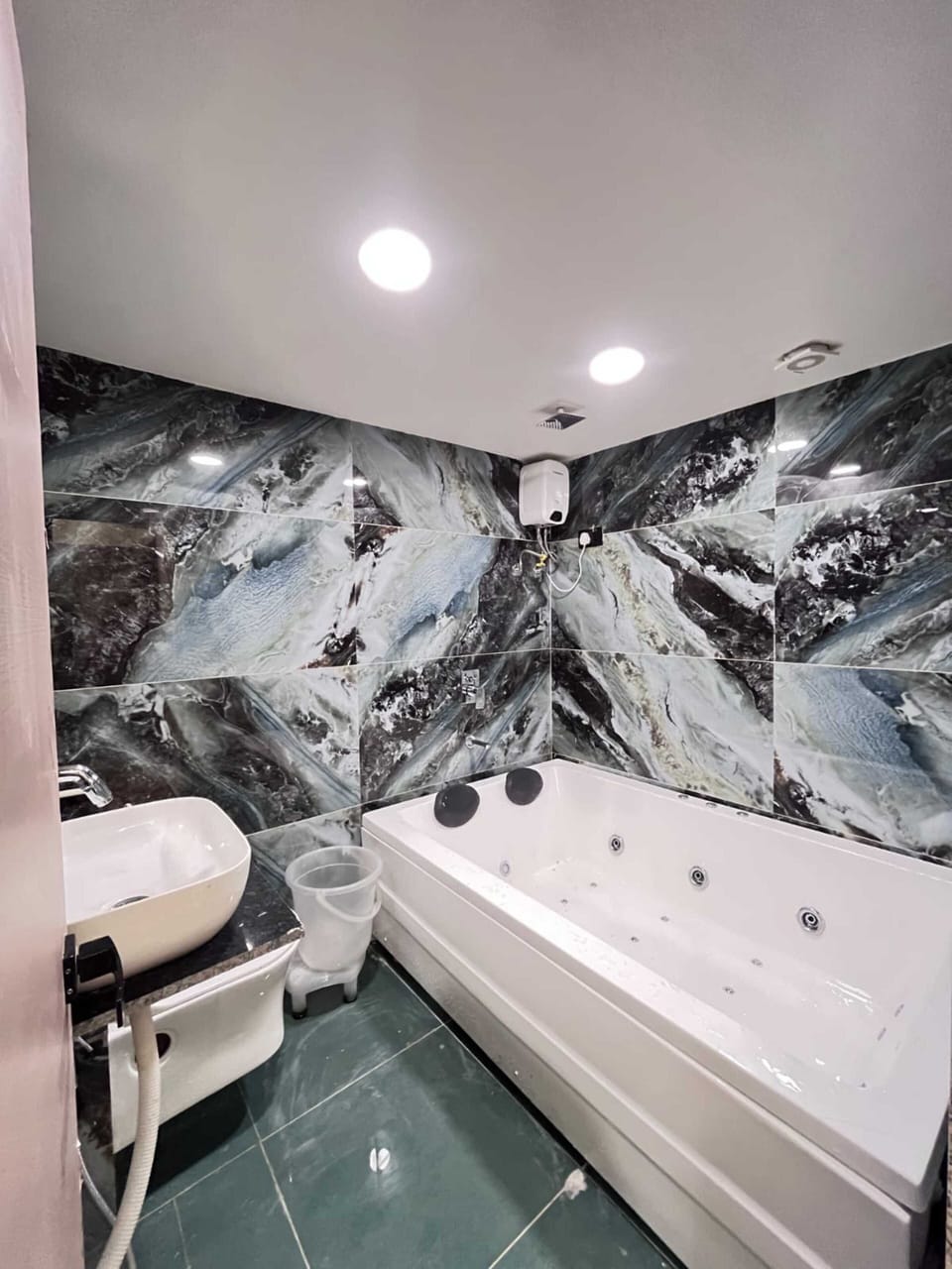 Luxury Room | Bathroom | Shower, towels, soap, shampoo