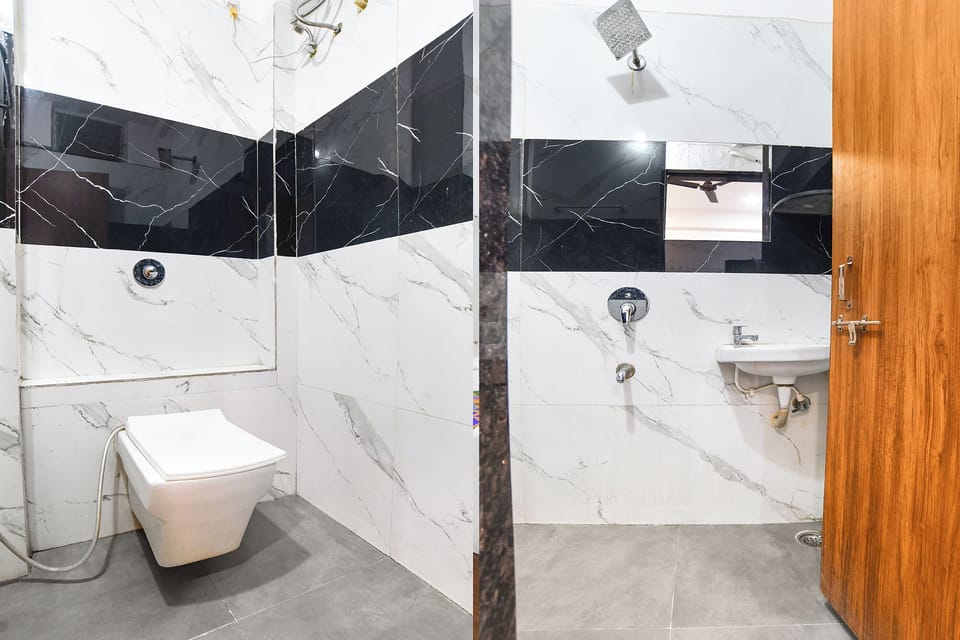Shower, rainfall showerhead, free toiletries, towels