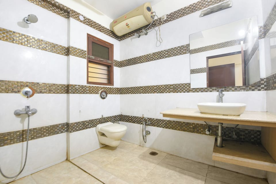 Shower, rainfall showerhead, free toiletries, towels