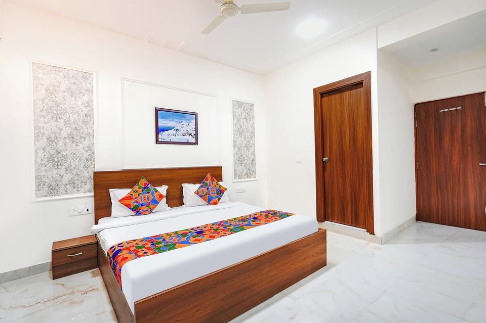 Deluxe Room | Egyptian cotton sheets, premium bedding, desk, WiFi (free)