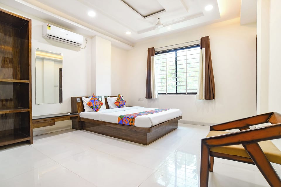 Deluxe Room | Egyptian cotton sheets, premium bedding, in-room safe, WiFi (free)