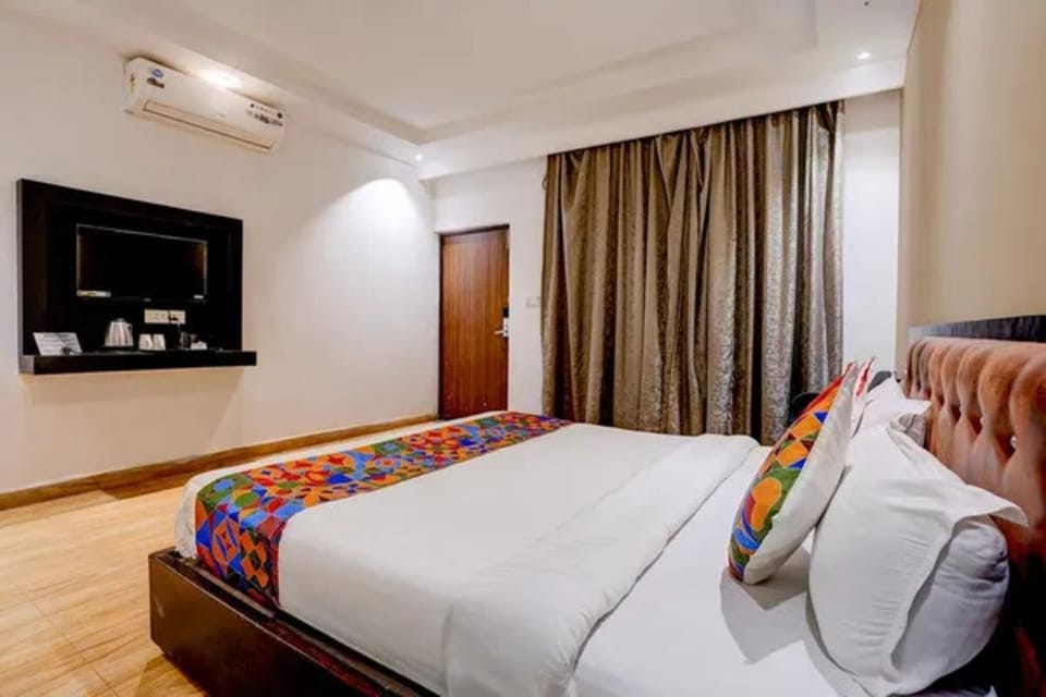 Egyptian cotton sheets, premium bedding, in-room safe, free WiFi