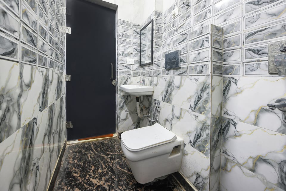 Shower, rainfall showerhead, free toiletries, towels