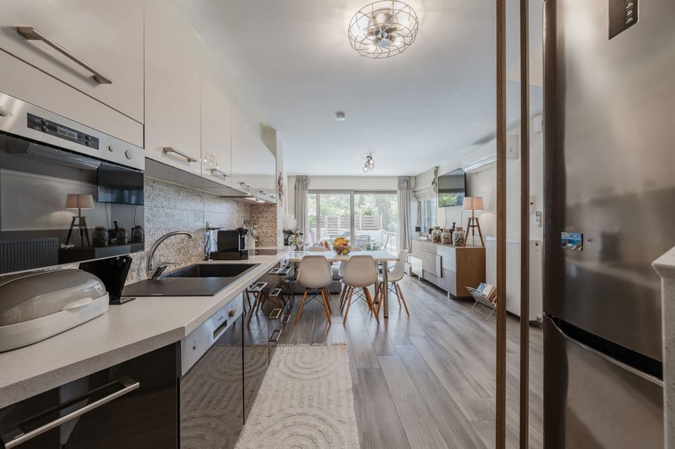 Microwave, oven, dishwasher, coffee/tea maker