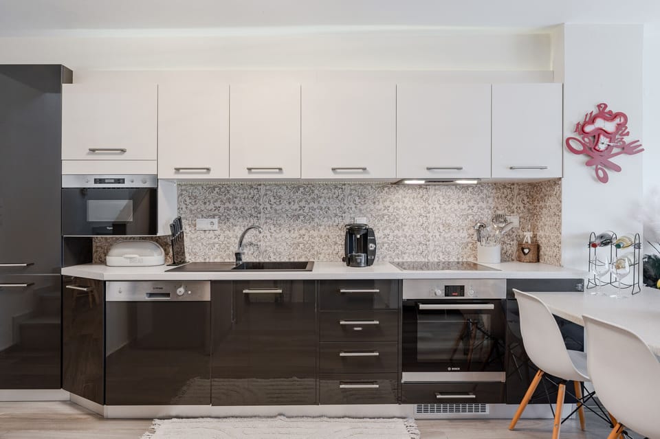 Microwave, oven, dishwasher, coffee/tea maker