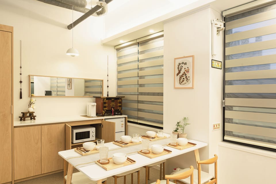 Family Room | Private kitchen | Mini-fridge, microwave, stovetop, cookware/dishes/utensils