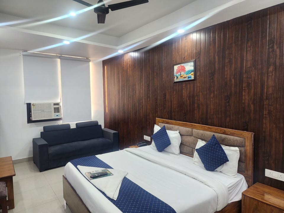 Premium Room | Hypo-allergenic bedding, desk, laptop workspace, soundproofing