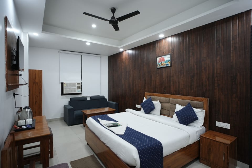 Premium Room | Hypo-allergenic bedding, desk, laptop workspace, soundproofing